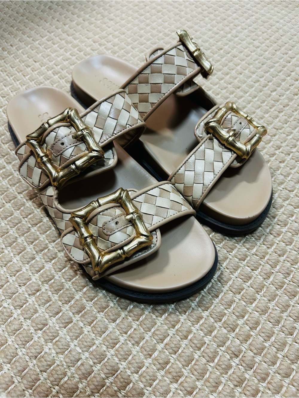 Excellent condition Schutz Enola's Woven Leather Sandal, size 8 in beige w/ bag!